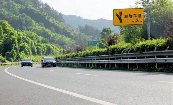 重庆首创高速公路安装新型护栏，防撞能力提升两倍